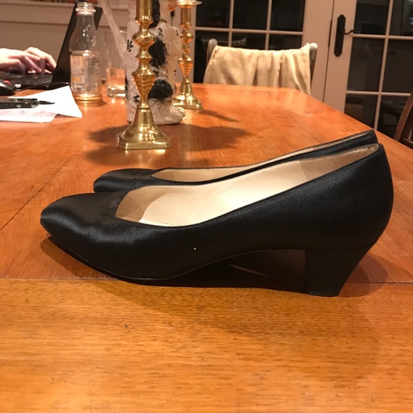 🔥5/20 SALE Beautiful Black Satin Bruno Magli Heels - Picture 4 of 8